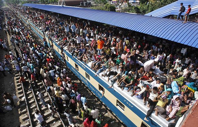 Bangladeş'te trenin üzerinde seyahat etmek çok yaygın.